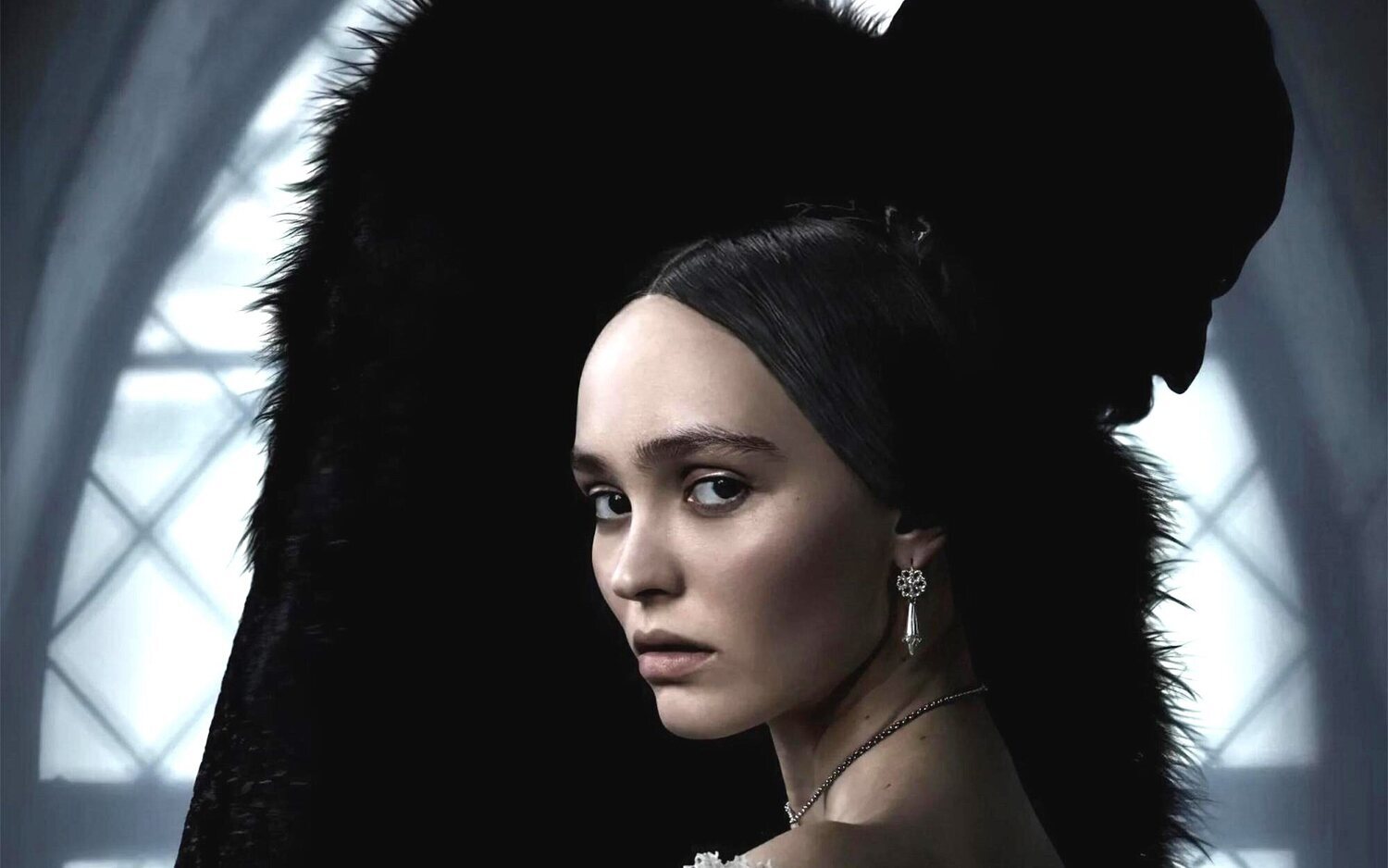 Lily-Rose Depp y Bill Skarsgård protagonizan esta espeluznante historia