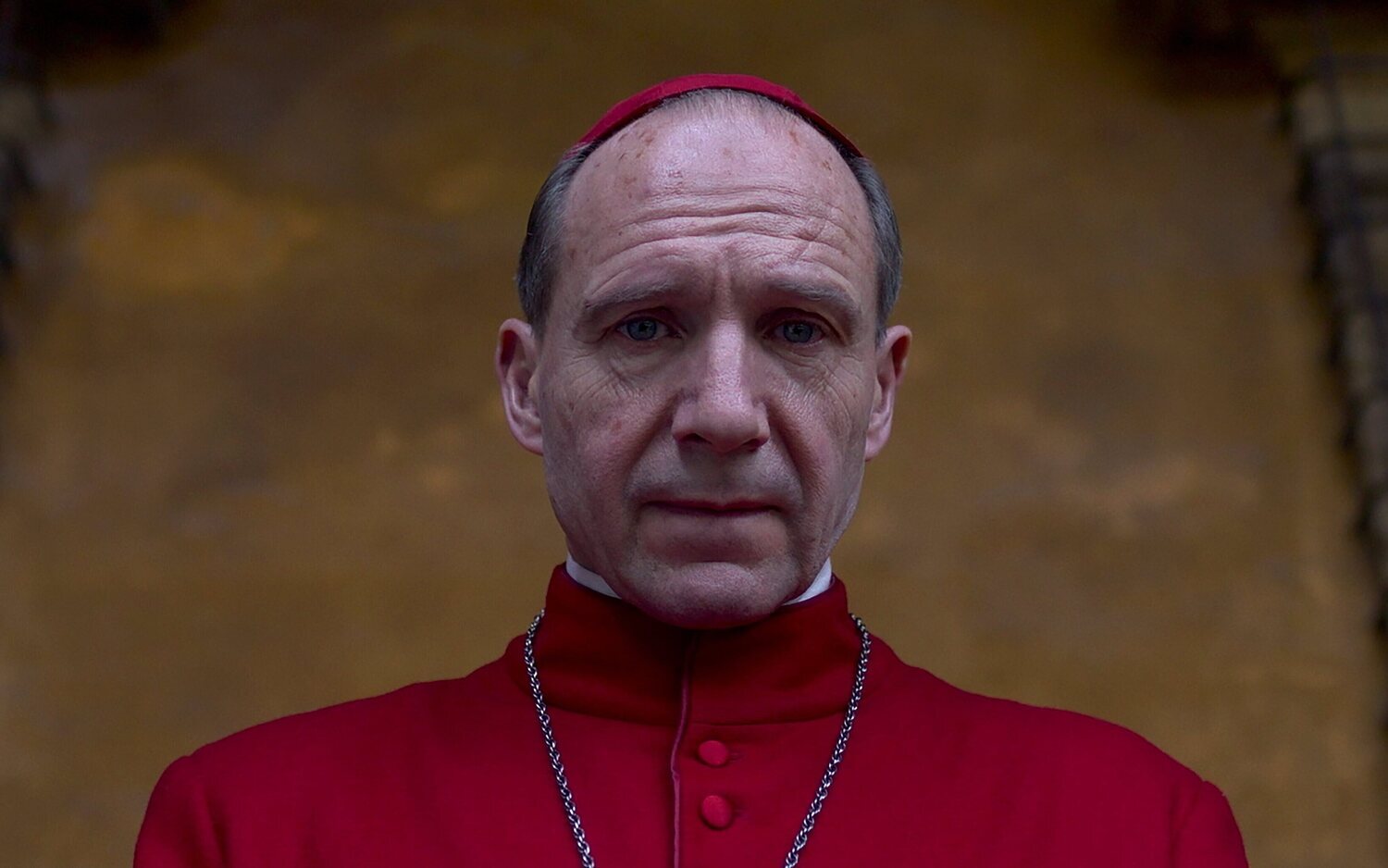 Ralph Fiennes es el cardenal Lawrence en 'Cónclave'