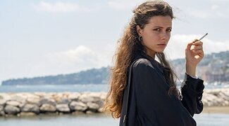 Celeste Dalla Porta embelesa a un solitario Gary Oldman en este clip exclusivo de 'Parthenope'