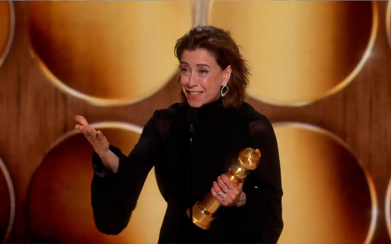 Fernanda Torres recibiendo el Globo de Oro a la Mejor Actriz - Drama por 'Aún estoy aquí'