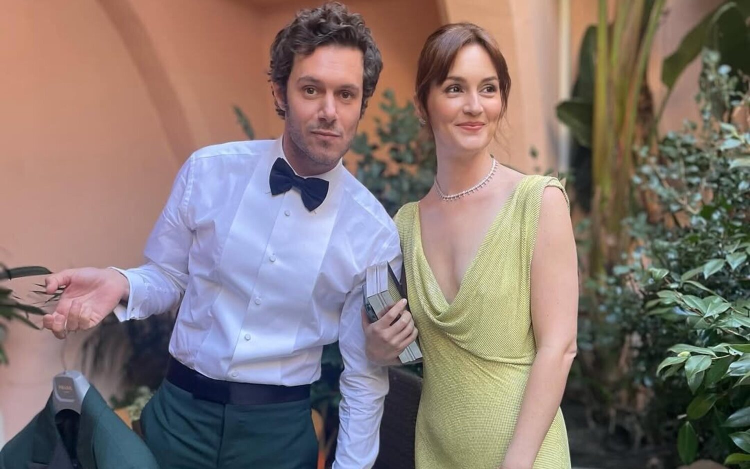 Adam Brody y Leighton Meester preparándose para los Globos de Oro