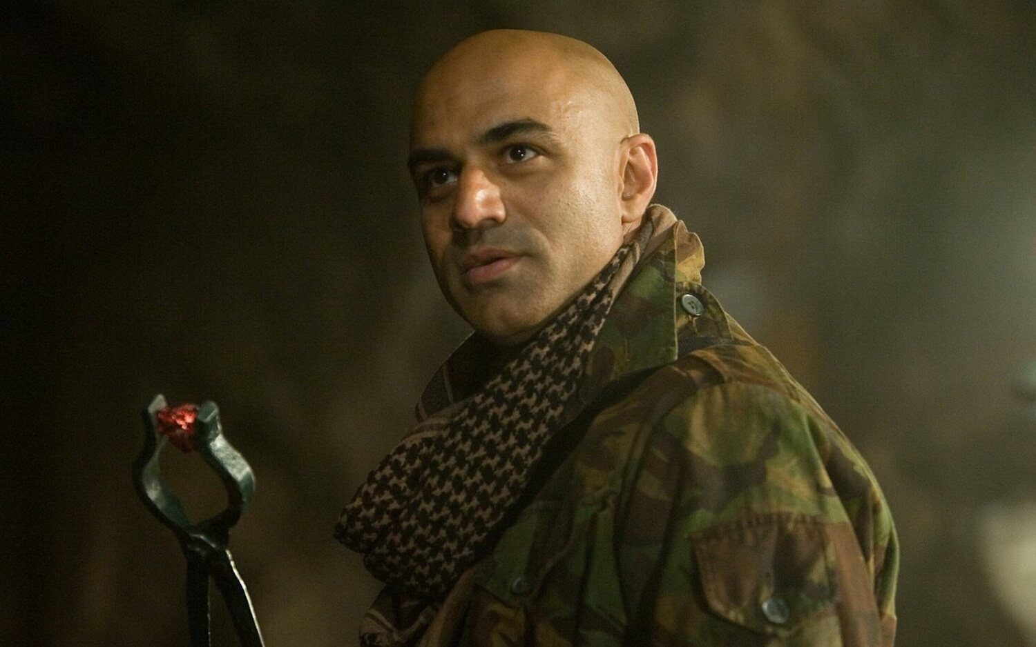 Faran Tahir como Raza en 'Iron Man'