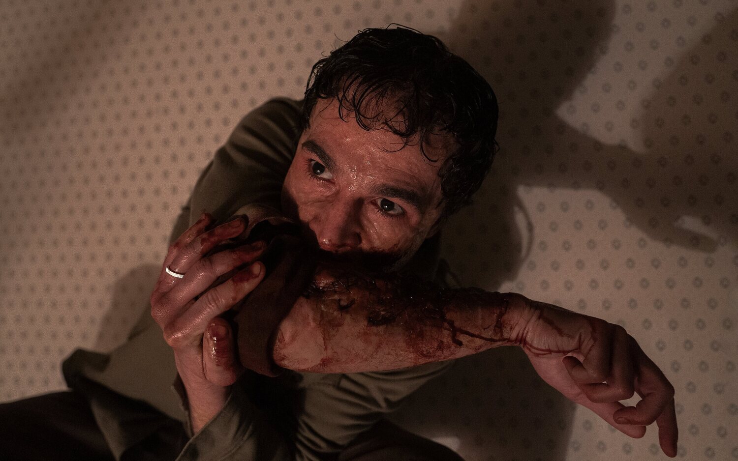 'Hombre lobo' desafía a mantener la mirada con un inteligente cóctel de suspense, body horror y drama familiar