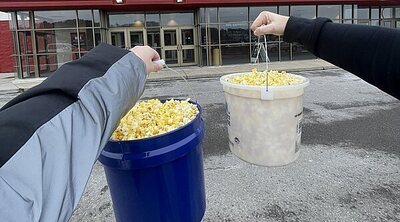 Los cubos más locos que el público ha llevado al cine para celebrar «el día de las palomitas»