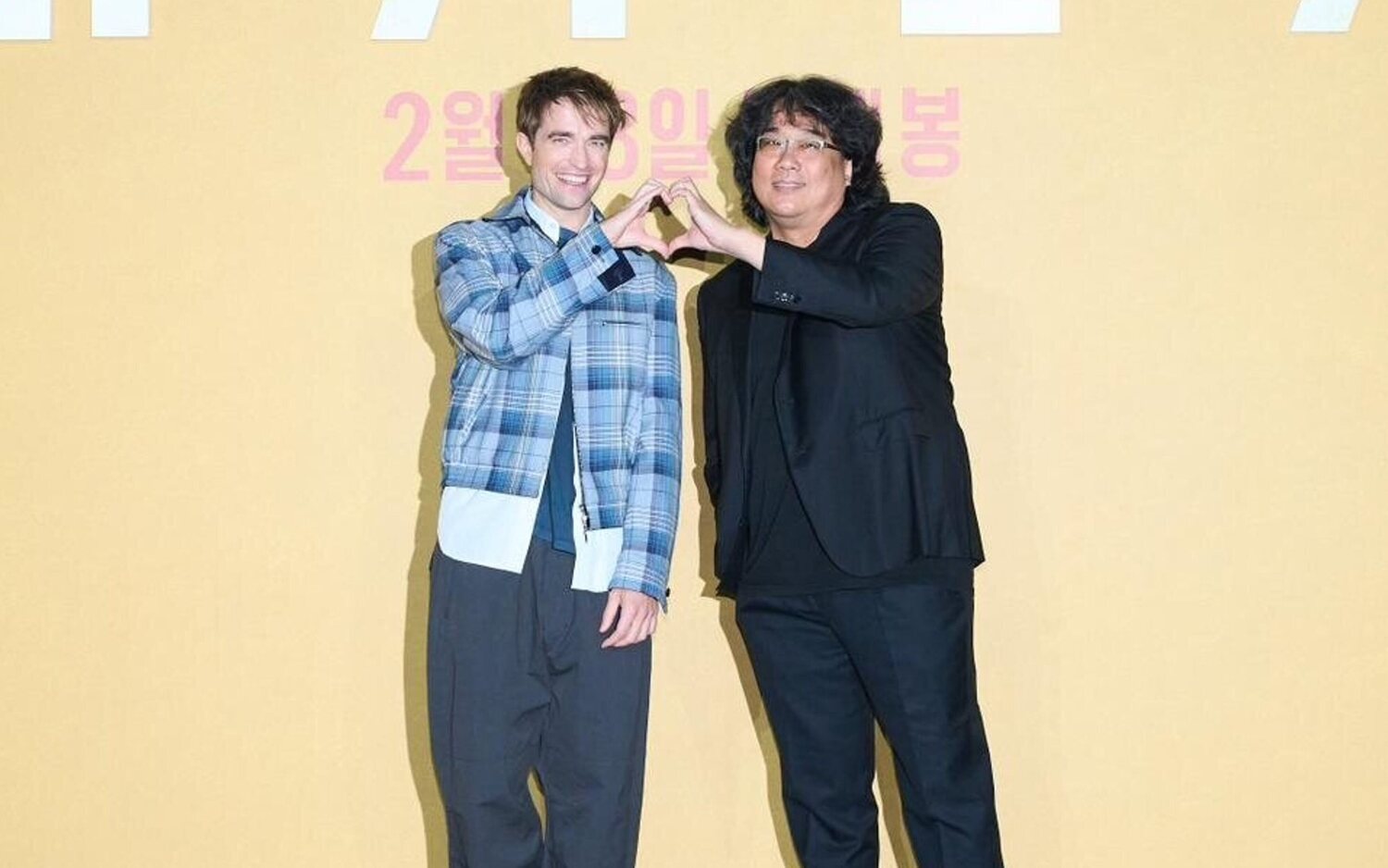 Robbert Pattinson y Bong Joon-ho promocionando 'Mickey 17'