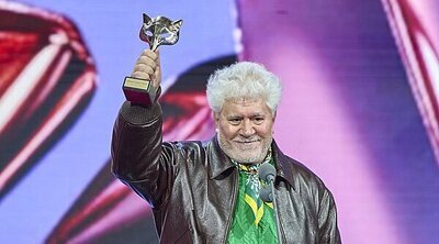 La emotiva dedicatoria de Pedro Almodóvar a Marisa Paredes tras ganar el Premio Feroz