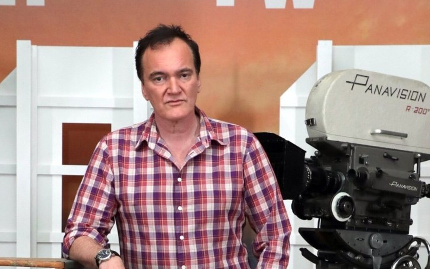 Quentin Tarantino posa con un cartel de 'Érase una vez en... Hollywood'