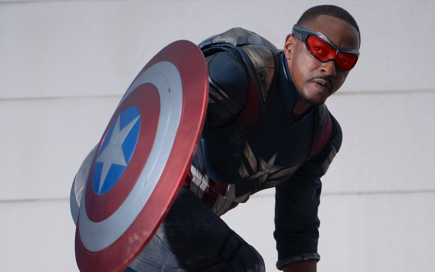 Anthony Mackie se pronuncia sobre las comparaciones entre Hulk Rojo y Trump