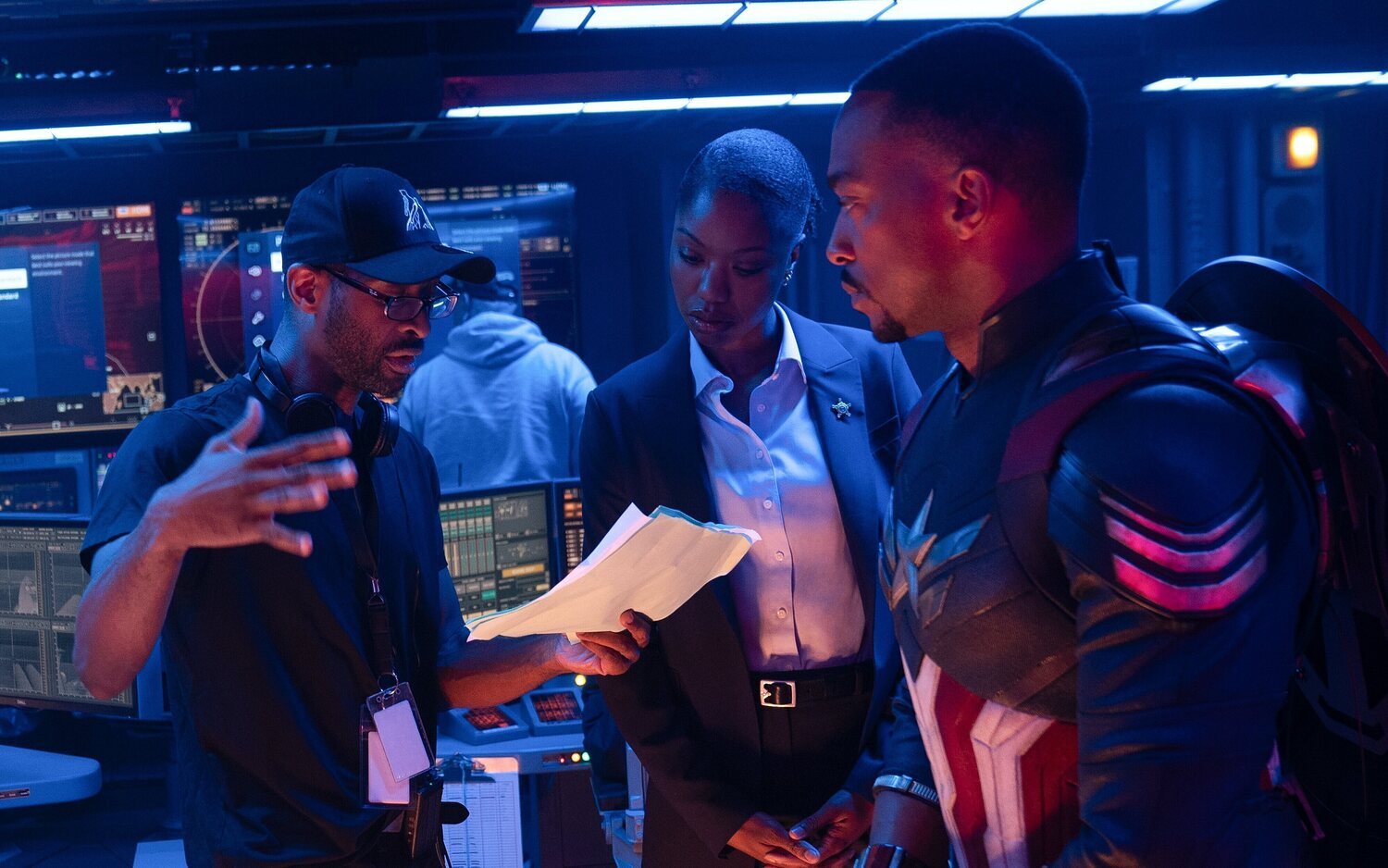 Julius Onah con Xosha Roquemore y Anthony Mackie en el set de 'Capitán América: Brave New World'