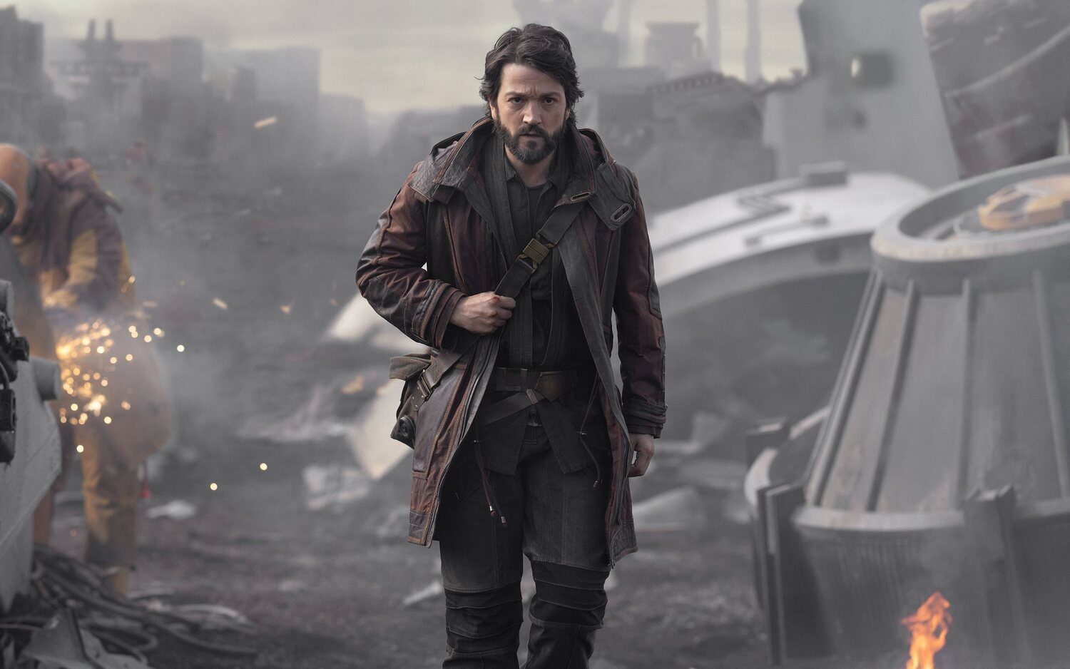 El anuncio de la Super Bowl de Disney+ nos deja una nueva imagen de Diego Luna en 'Andor' que difiere mucho de la que tenía en