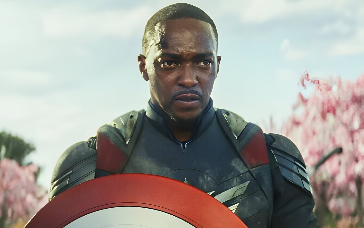 Anthony Mackie porta el escudo en 'Capitán América: Brave New World'