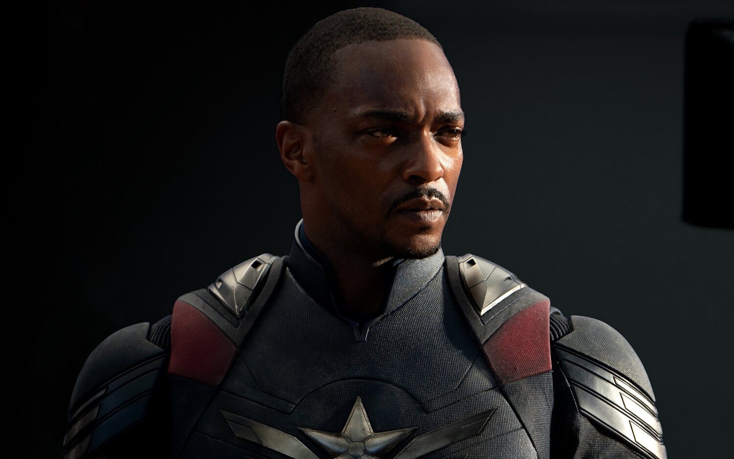 Anthony Mackie sigue los pasos de Steve Rogers, pero construye a su propio Capitán América