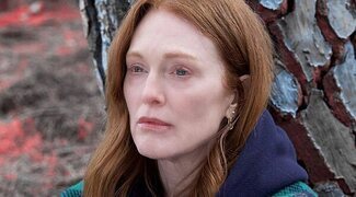 Julianne Moore está "en shock" tras descubrir que Donald Trump ha prohibido su libro infantil