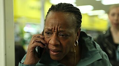 Marianne Jean-Baptiste busca el conflicto en este clip exclusivo de 'Mi única familia (Hard Truths)'