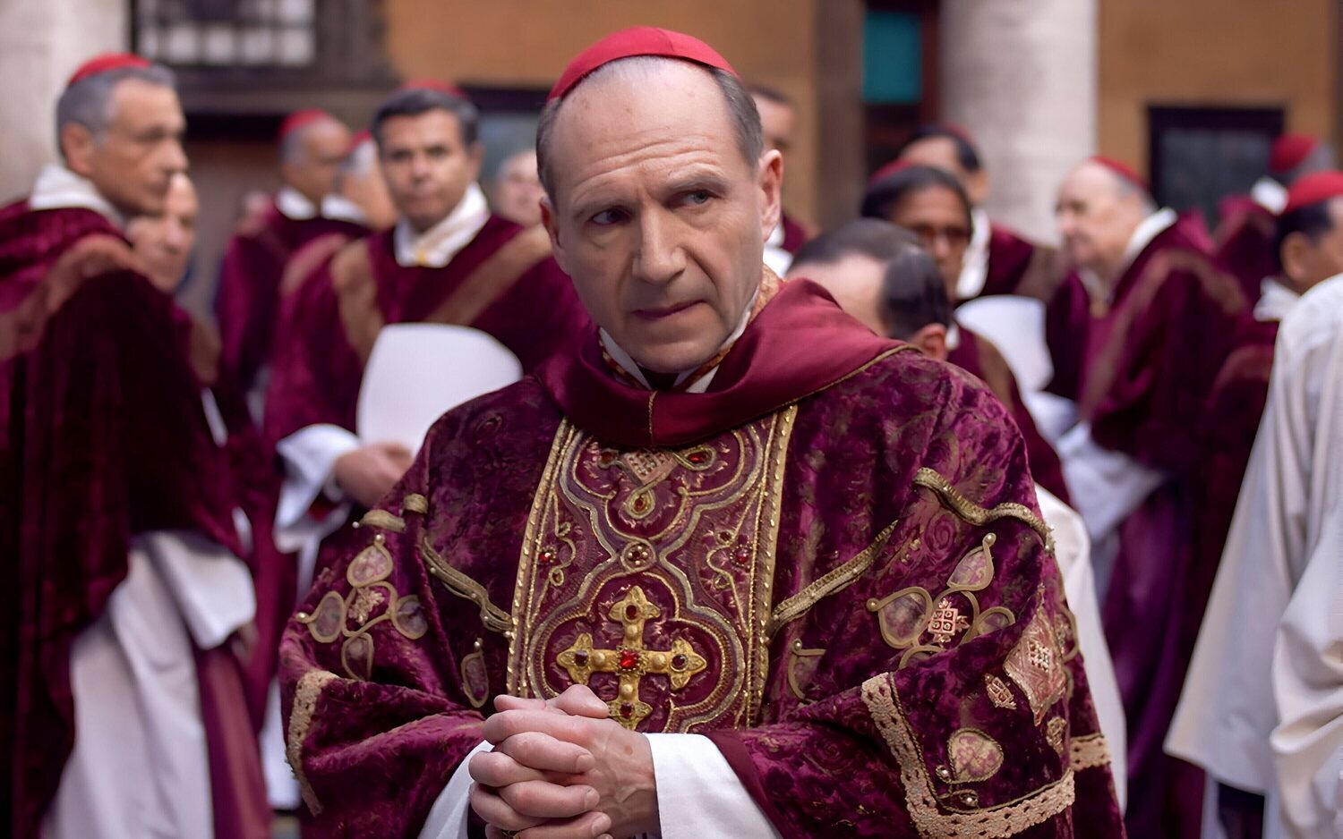 Ralph Fiennes es el cardenal Lawrence en 'Cónclave'