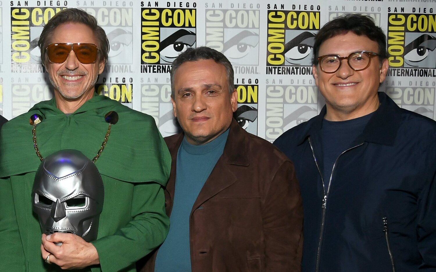 Los hermanos Russo junto a Robert Downey Jr., quien regresa al UCM como el Doctor Muerte