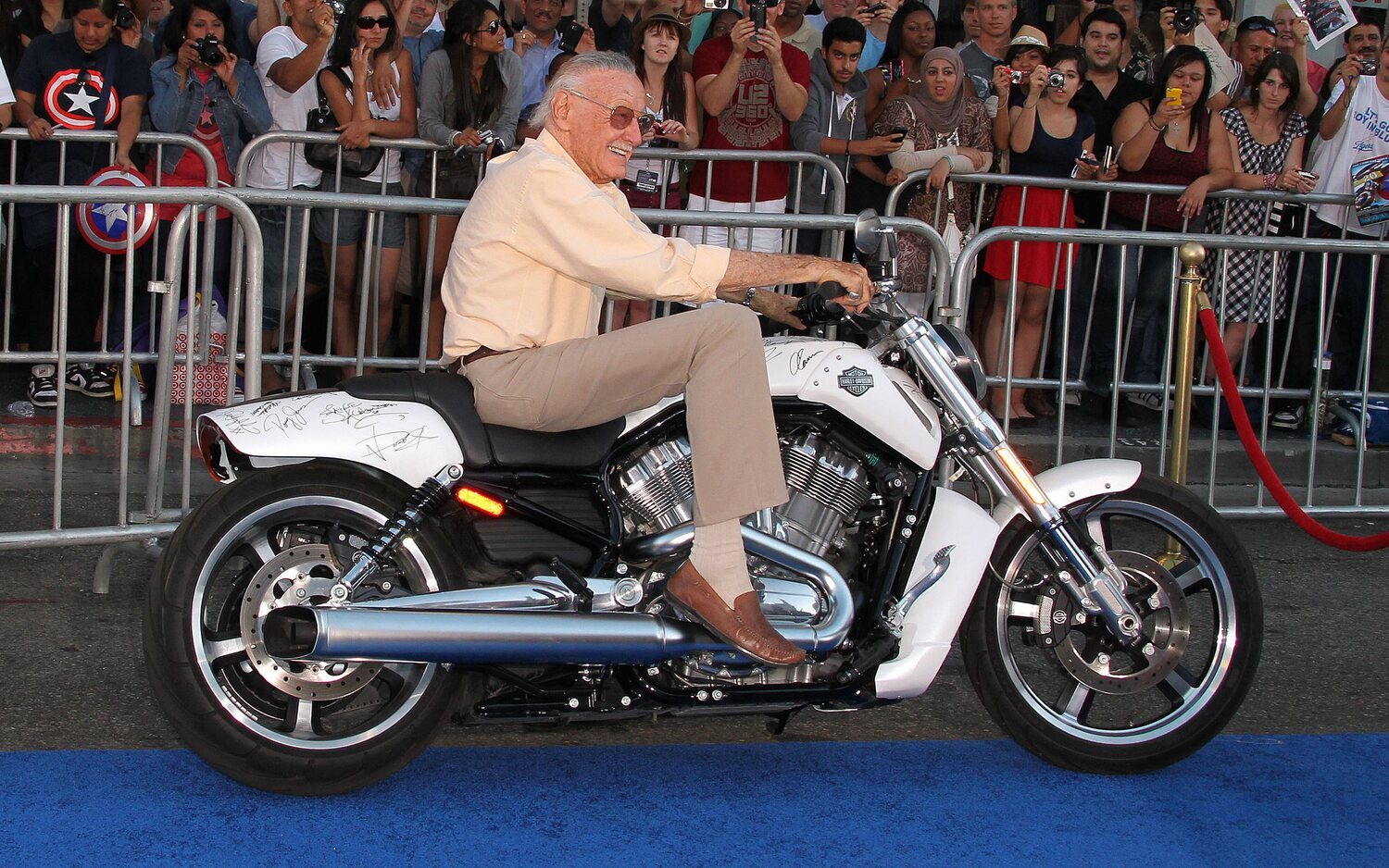 Stan Lee subido a una Harley en la premier de 'Capitán América'