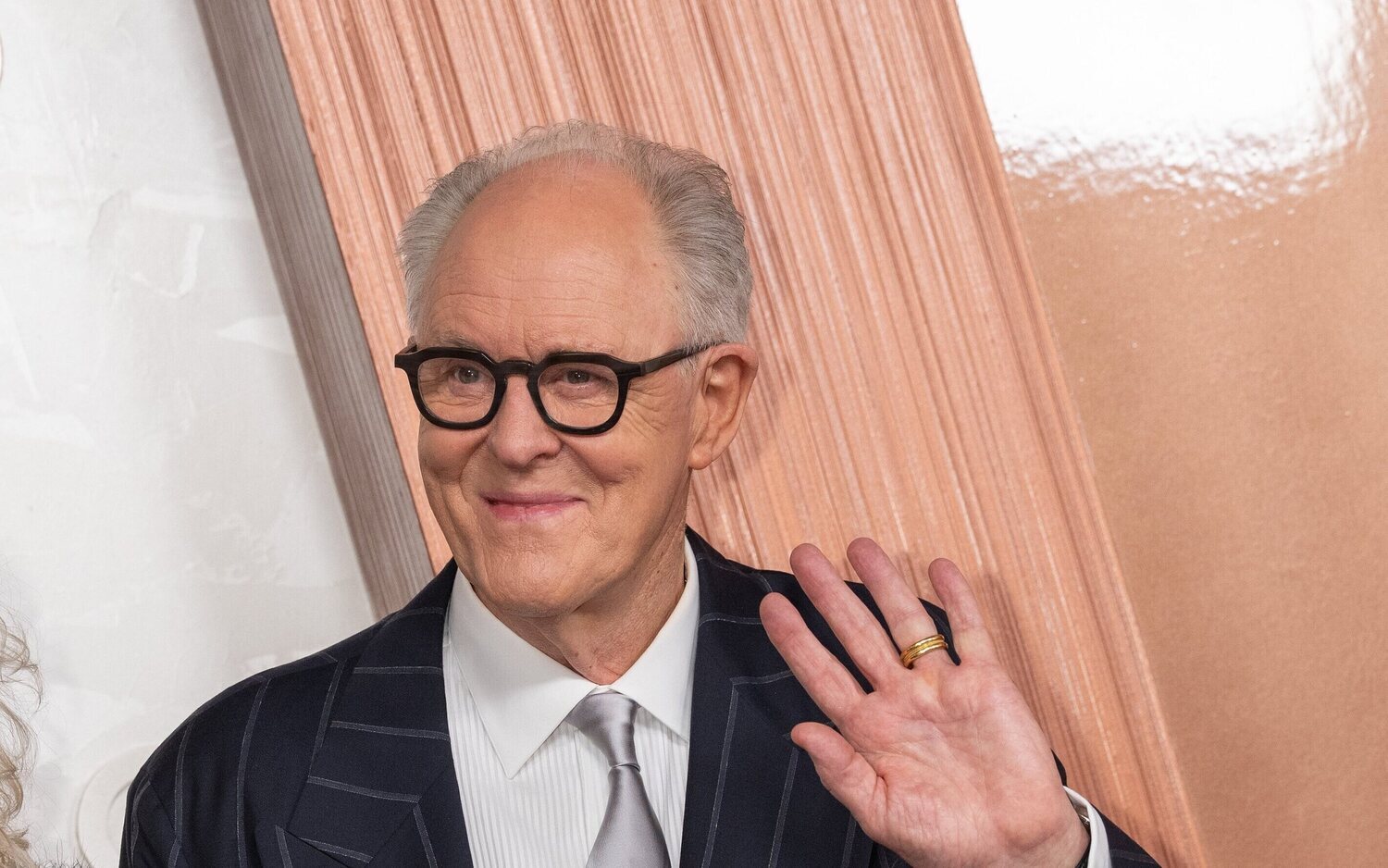 John Lithgow en la alfombra roja de los Oscar 2025