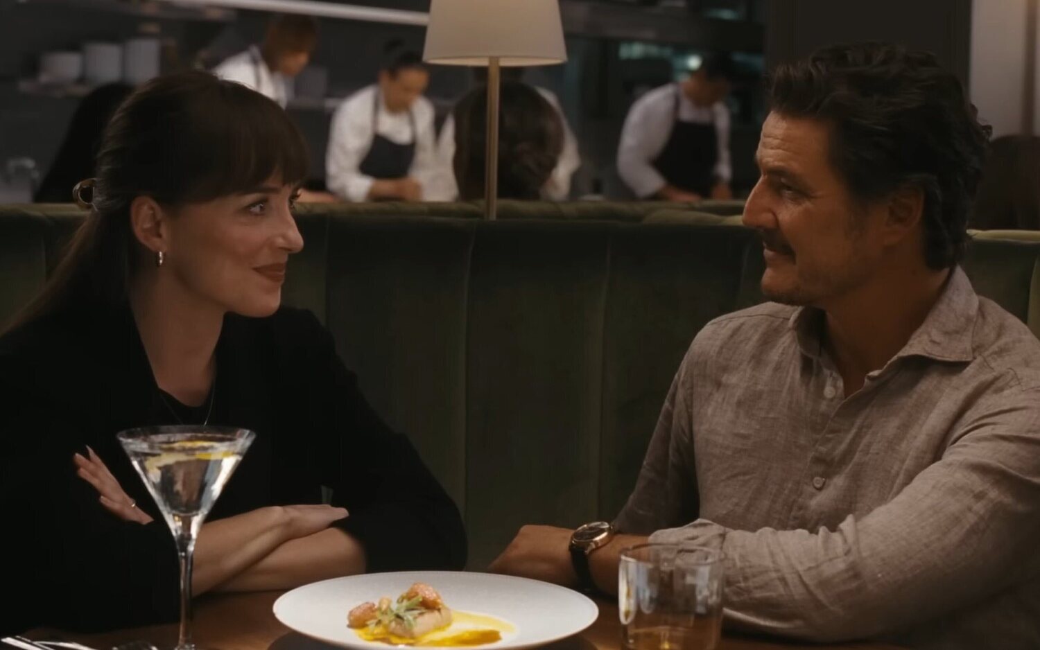 Dakota Johnson y Pedro Pascal en 'Materialistas'