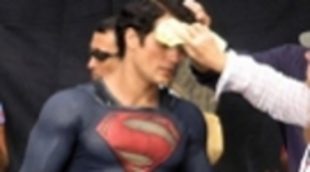 Más imágenes de Henry Cavill con el traje de 'Superman'