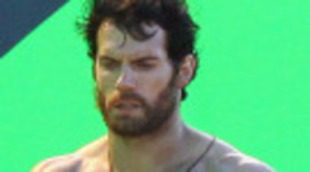 Henry Cavill, sucio y sin camiseta, en el set de 'Superman: Man of Steel'