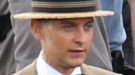 Tobey Maguire enseña su vestuario en el rodaje de 'El gran Gatsby'