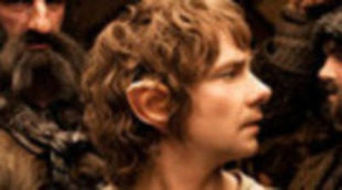 Martin Freeman se rodea de enanos en la nueva fotografía de 'El Hobbit: Un viaje inesperado'