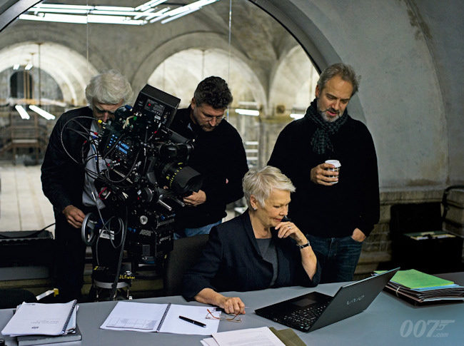 Judi Dench y Sam Mendes en Skyfall