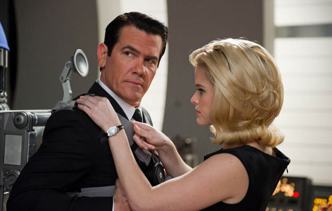 Josh Brolin y Alice Eve en Men in Black 3