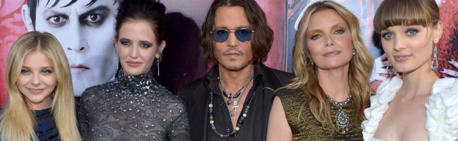 Chloe Moretz, Eva Green, Johnny Depp, Michelle Pfeiffer y Bella Heathcote en el estreno de Sombras tenebrosas