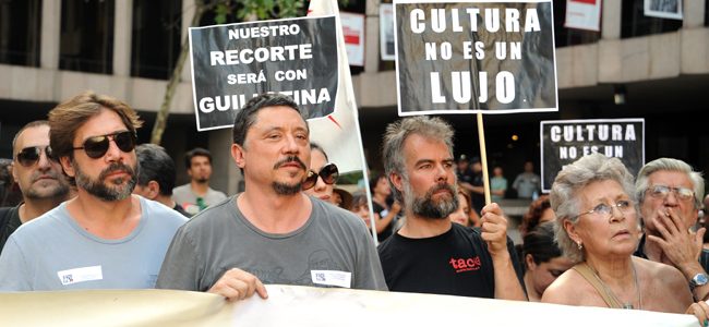 Javier Bardem, Carlos Bardem y Pilar Bardem en la manifestacion contra la subida del IVA