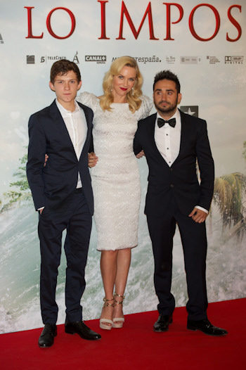 Tom Holland, Naomi Watts y Juan Antonio Bayona en la premiere de Lo imposible