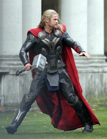 Chris Hemsworth estrena nuevo traje de superhéroe para el rodaje de 'Thor: The Dark World'