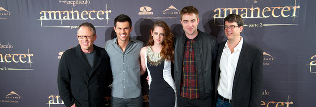 Taylor Lautner, Kristen Stewart, Robert Pattinson, Bill Condon y Wyck Godfrey en la presentación en Madrid de 'Amanecer. Parte 2'