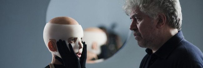 Elena Anaya y Pedro Almodóvar en el rodaje de La piel que habito