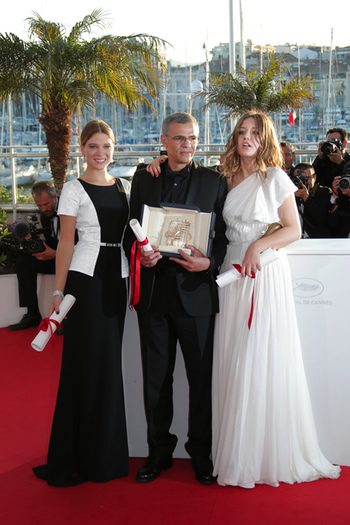 El director y las protagonistas de 'La vie d'Adèle posan con la Palma de Oro