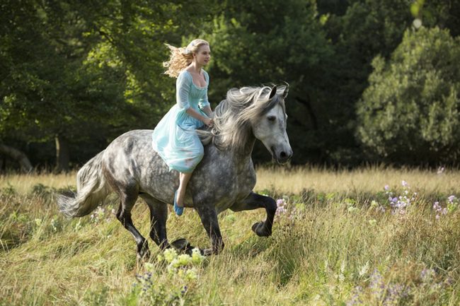 Lily James en el rodaje de 'La Cenicienta'