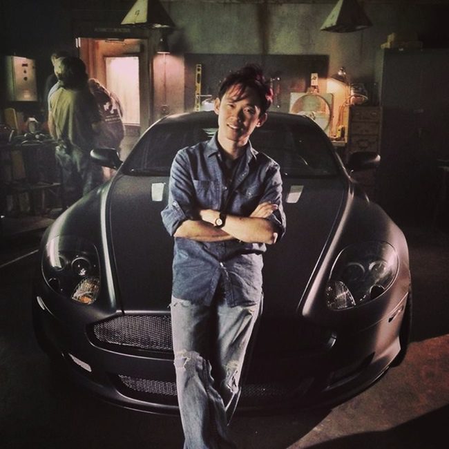 James Wan sobre un Aston Martin