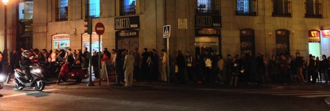 Cola frente a los Cines Yelmo Ideal de Madrid