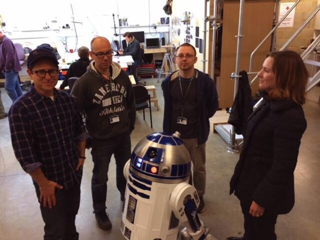 J.J. Abrams con R2-D2 en el workshop de 'Star Wars: Episodio VII'