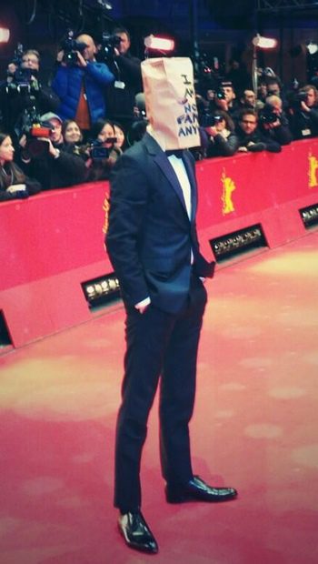 Shia LaBeouf con la cabeza tapada con una bolsa de papel en la premiere de Nymphomaniac en la Berlinale