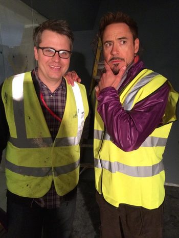 Robert Downey Jr. con Jeremy Latcham en el rodaje de 'Los Vengadores: La era de Ultron'