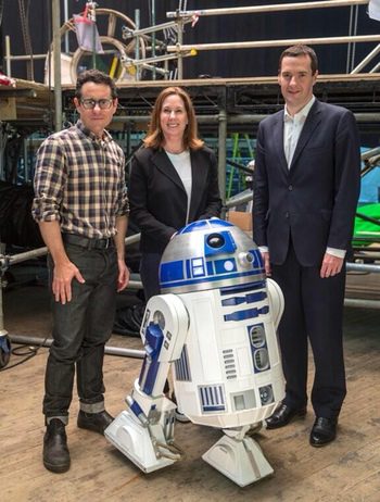 J.J. Abrams, Kathleen Kennedy, George Osborne y R2-D2