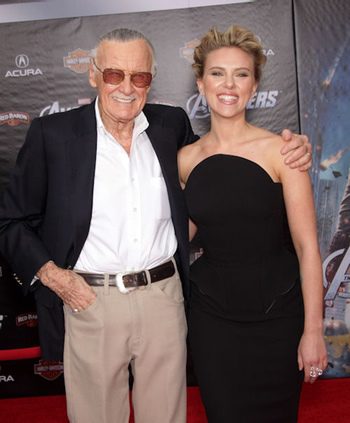  Stan Lee y Scarlett Johansson