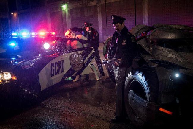 Policía de Gotham arrestando a un Stormtrooper