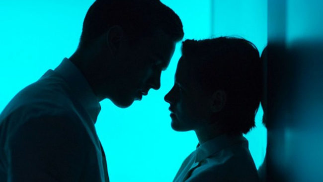 Nicholas Hoult y Kristen Stewart en Equals