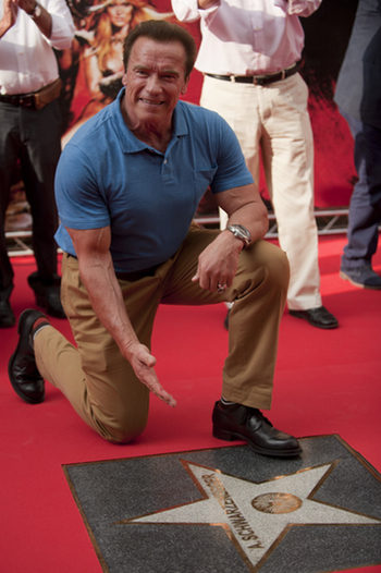 Arnold Schwarzenegger con su estrella en Almeria