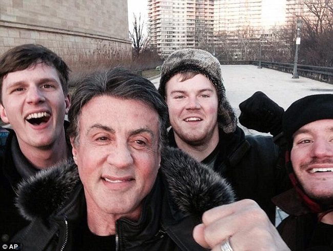  Sylvester Stallone con unos fans en Filadelfia