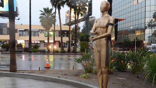 Estatuilla de un Oscar inyectándose heroína