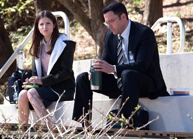  Anna Kendrick y Ben Affleck en el set de 'The Accountant'